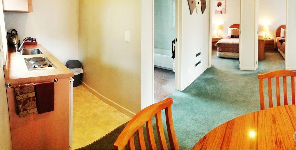 Motel Bush Court