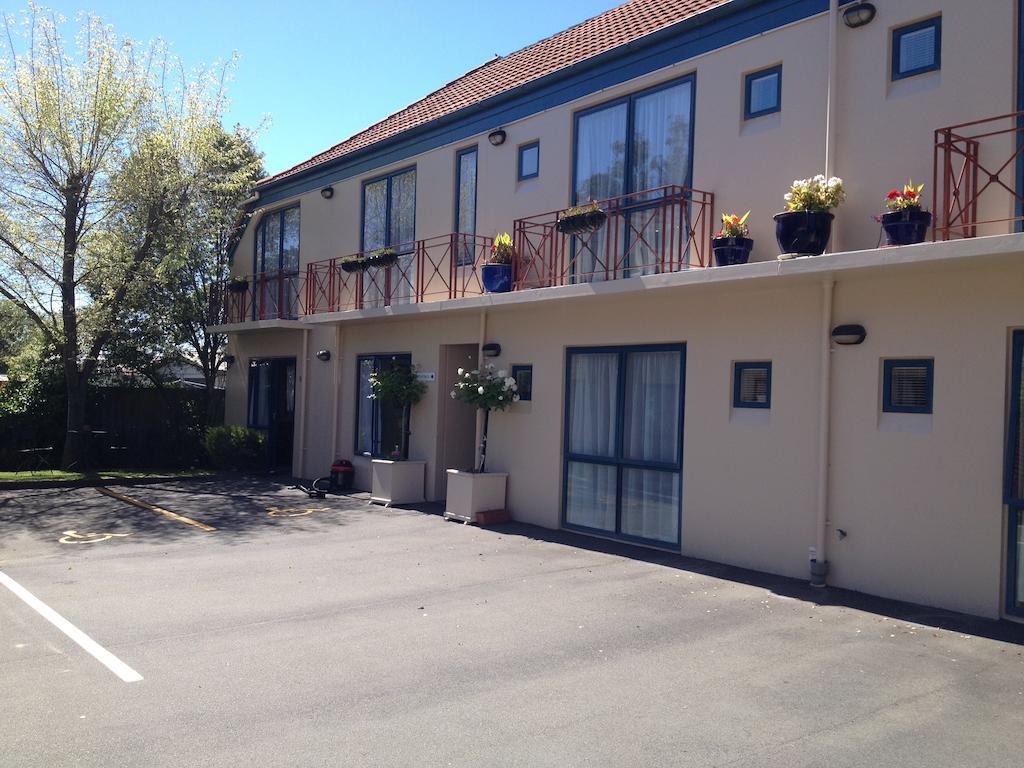 Bush Court