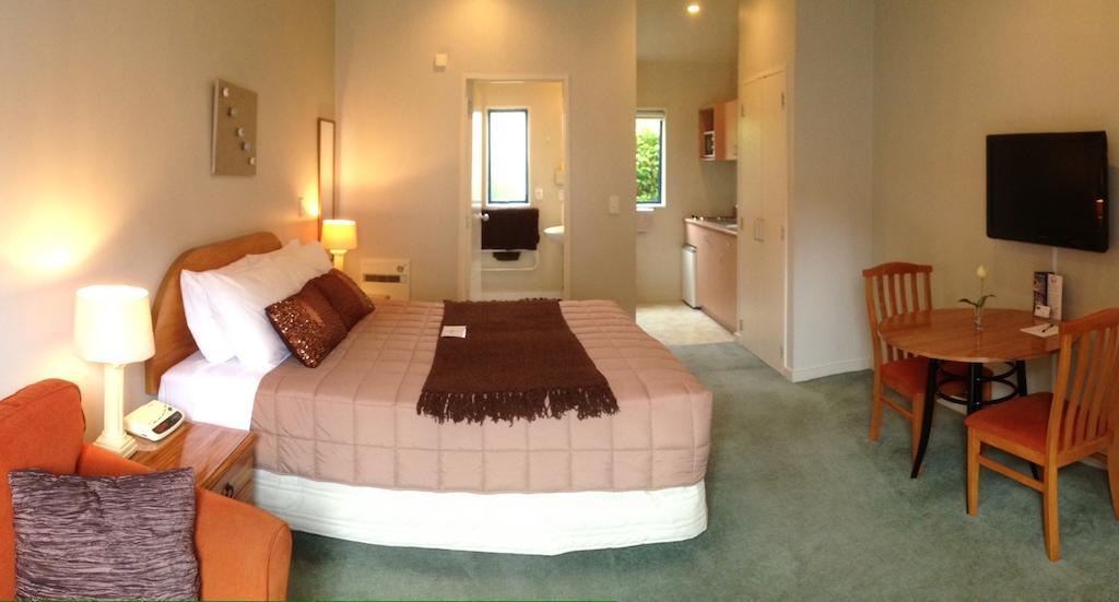 Bush Court Motel