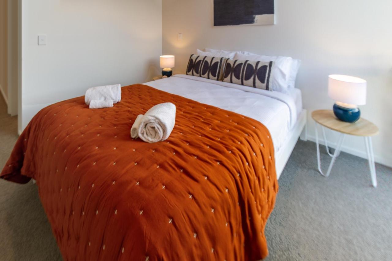 Lights Retreat With Carpark 2 Bed 2 Bath Apartment *