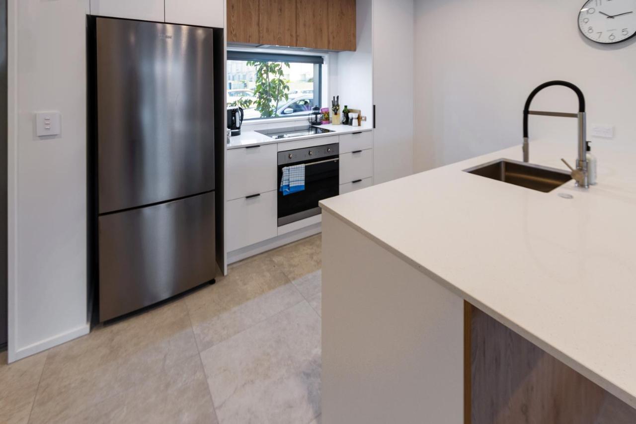 Apartment Lights Retreat With Carpark 2 Bed 2 Bath *