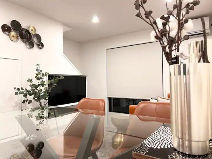 Cbd Luxury Townhouse