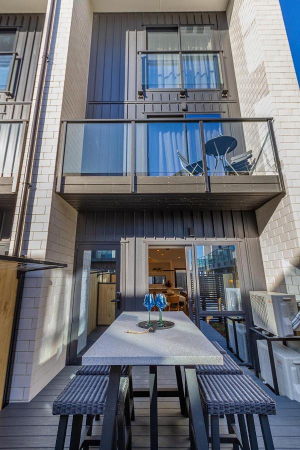 Walk To Riverside Market 4 Bed 4 Bath With Car Park Apartment *