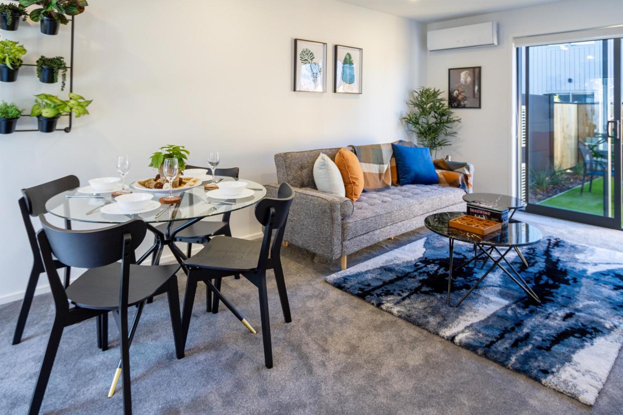 Modern Chic Retreat 2 Bed, 2 Bath: Riccarton Apartment