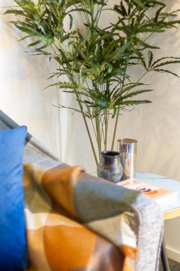 Modern Chic Retreat 2 Bed, 2 Bath: Riccarton *