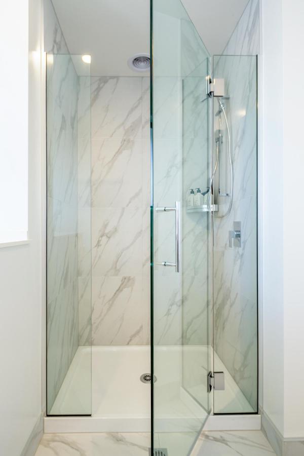 Modern Chic Retreat 2 Bed, 2 Bath: Riccarton Apartment Christchurch