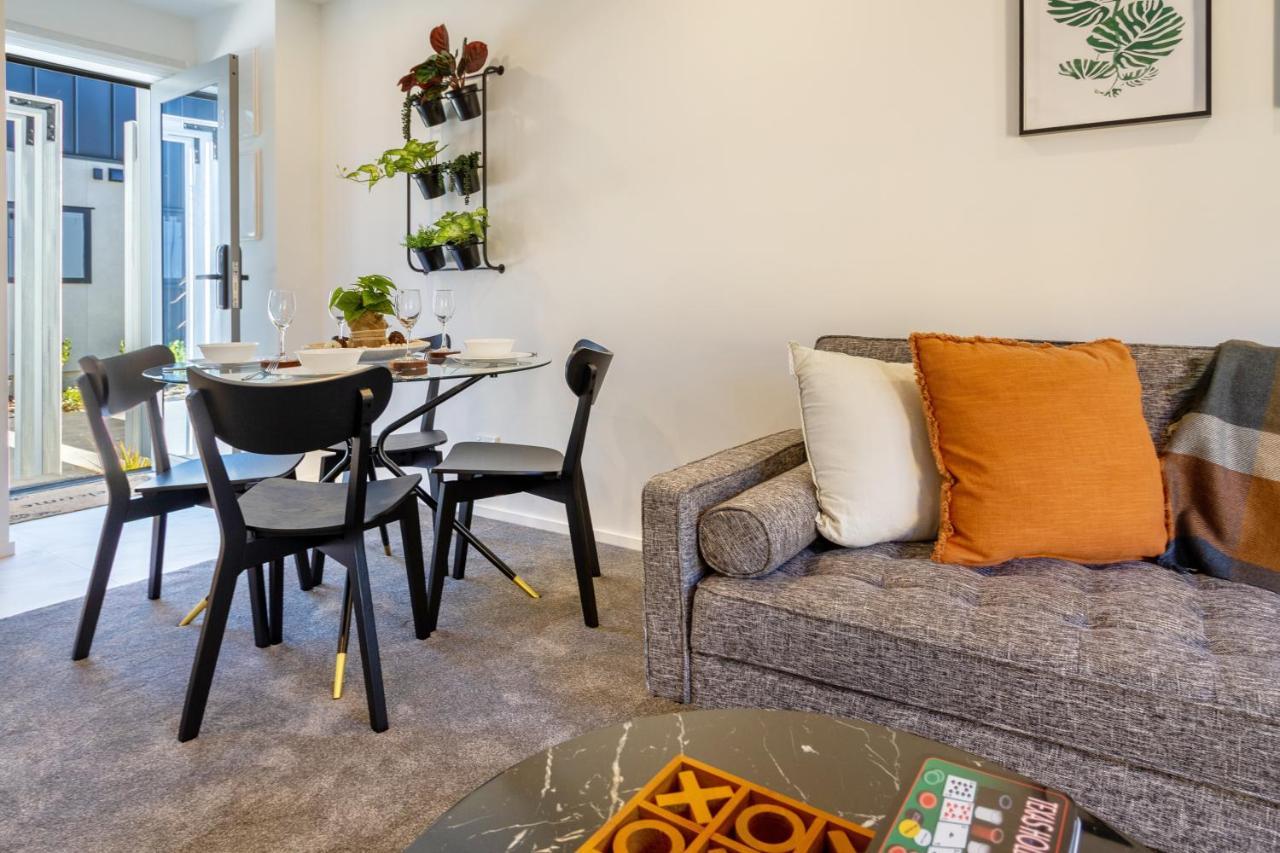 Modern Chic Retreat 2 Bed, 2 Bath: Riccarton *