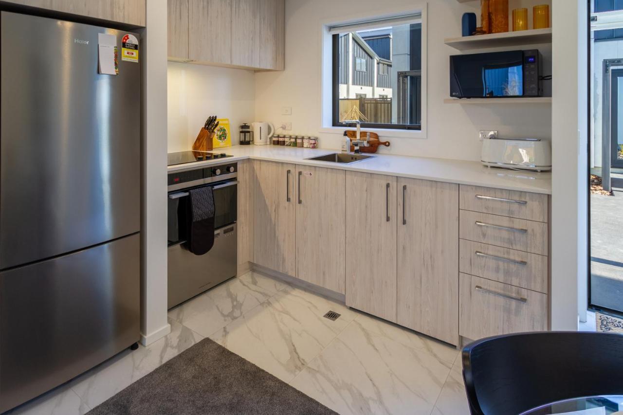 Modern Chic Retreat 2 Bed, 2 Bath: Riccarton Apartment *