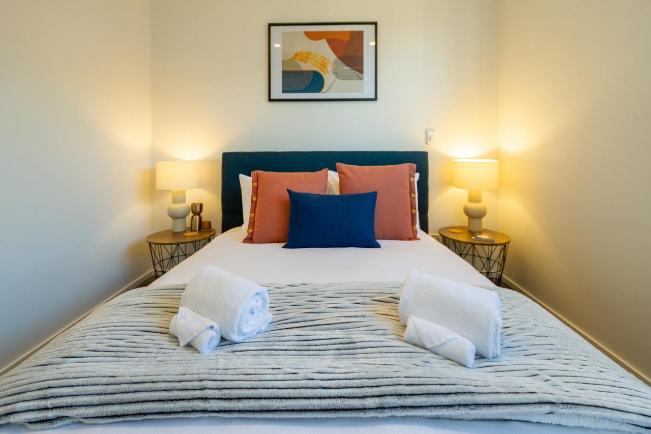Modern Chic Retreat 2 Bed, 2 Bath: Riccarton