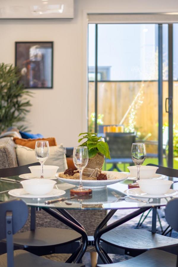 Modern Chic Retreat 2 Bed, 2 Bath: Riccarton