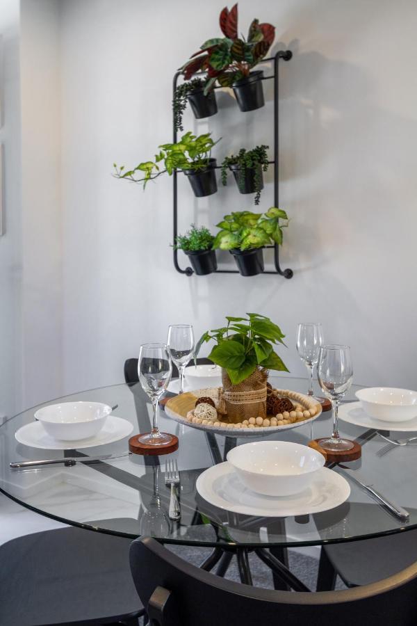 Modern Chic Retreat 2 Bed, 2 Bath: Riccarton * Christchurch