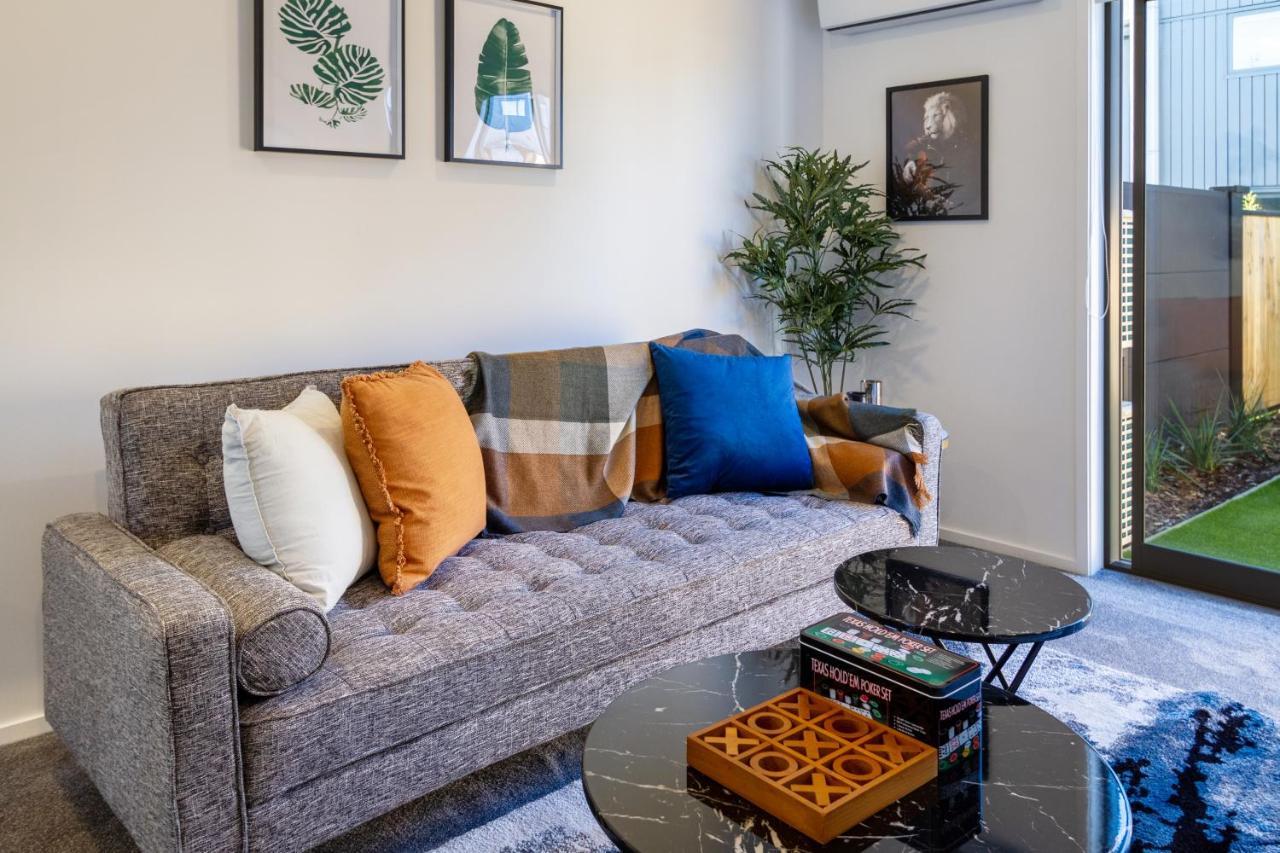 Modern Chic Retreat 2 Bed, 2 Bath: Riccarton Apartment