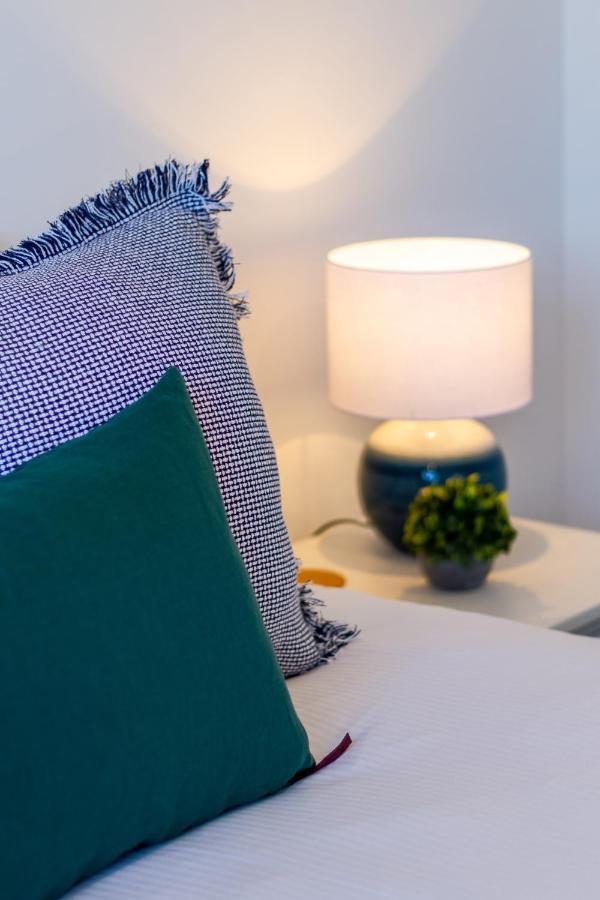 Modern Chic Retreat 2 Bed, 2 Bath: Riccarton Apartment Christchurch