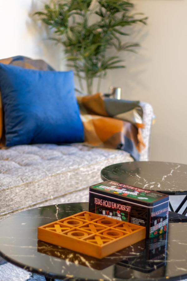 Modern Chic Retreat 2 Bed, 2 Bath: Riccarton