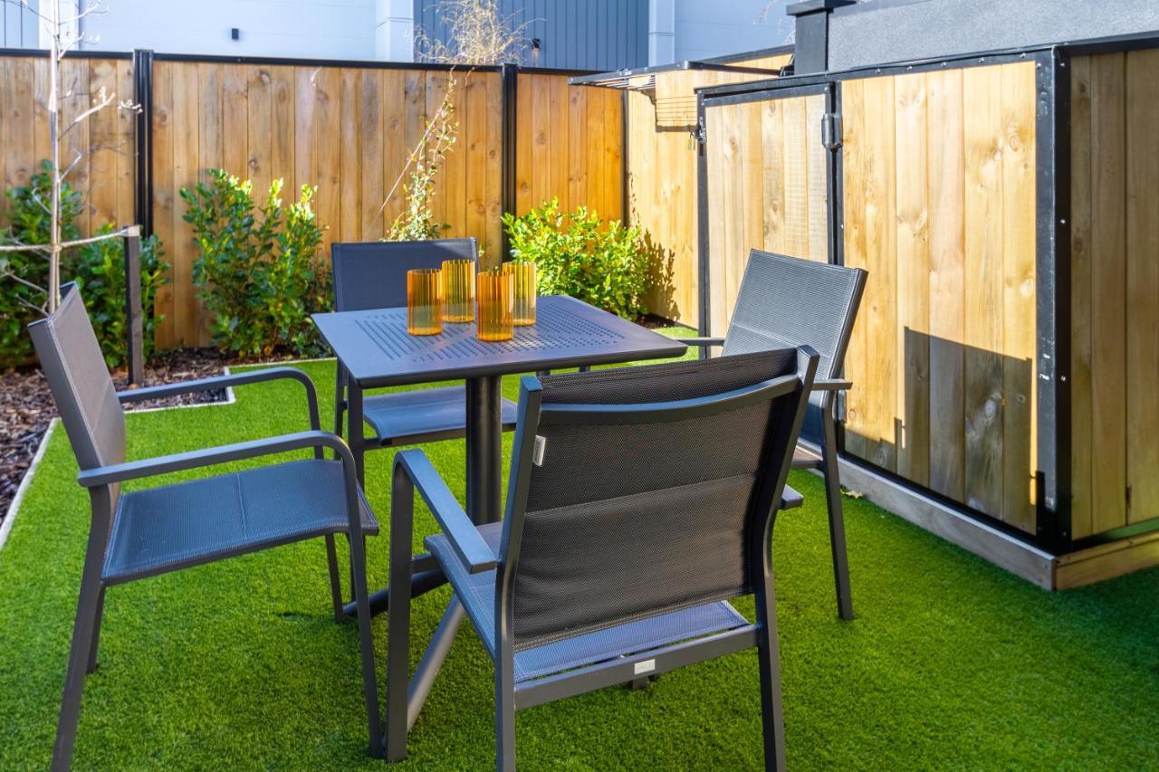 Modern Chic Retreat 2 Bed, 2 Bath: Riccarton Apartment Christchurch