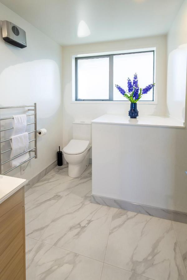 Modern Chic Retreat 2 Bed, 2 Bath: Riccarton Christchurch