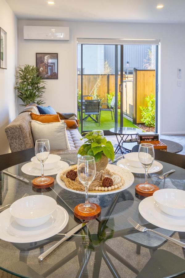 Modern Chic Retreat 2 Bed, 2 Bath: Riccarton