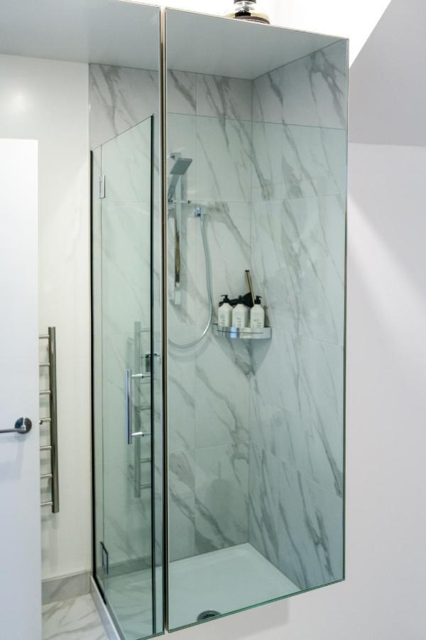 Modern Chic Retreat 2 Bed, 2 Bath: Riccarton *