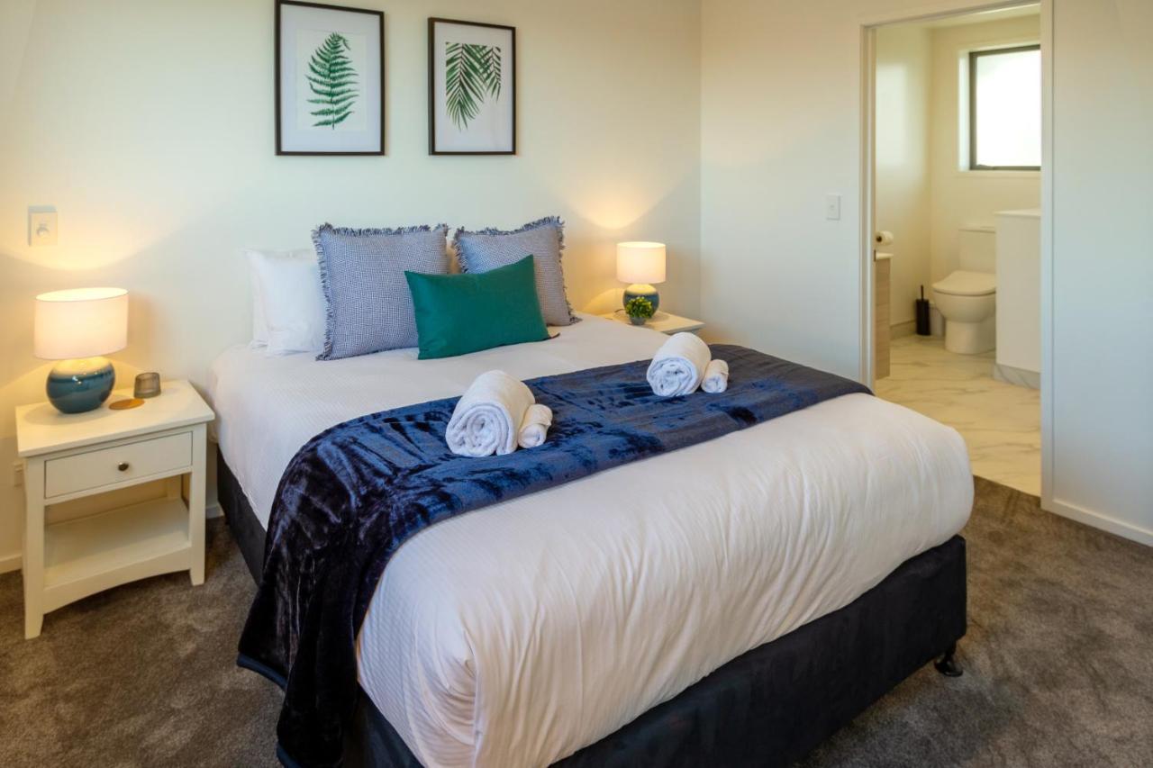 Modern Chic Retreat 2 Bed, 2 Bath: Riccarton Apartment