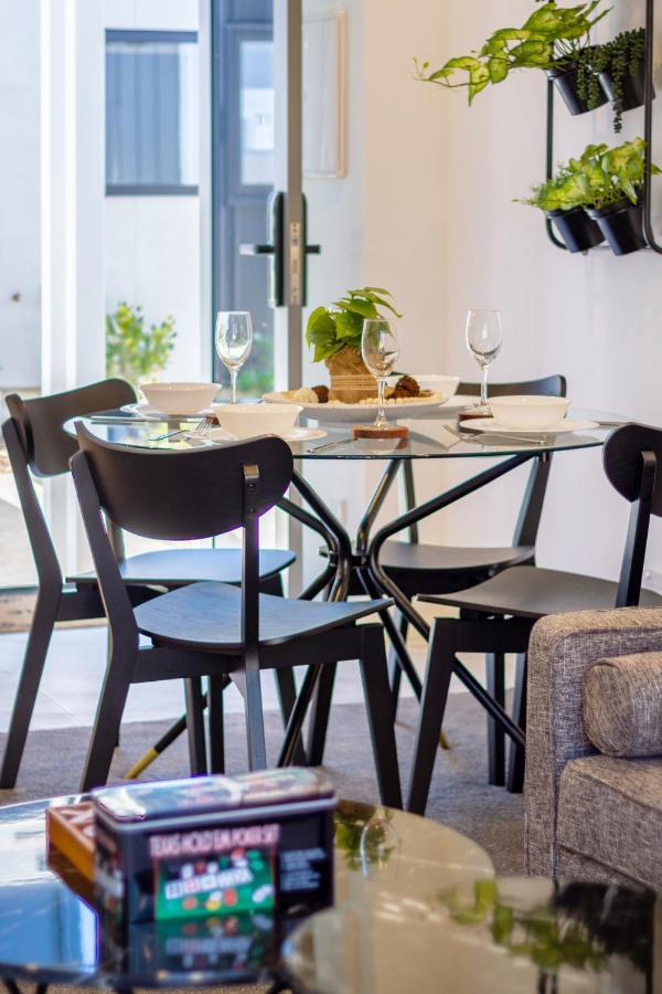 Modern Chic Retreat 2 Bed, 2 Bath: Riccarton Apartment Christchurch