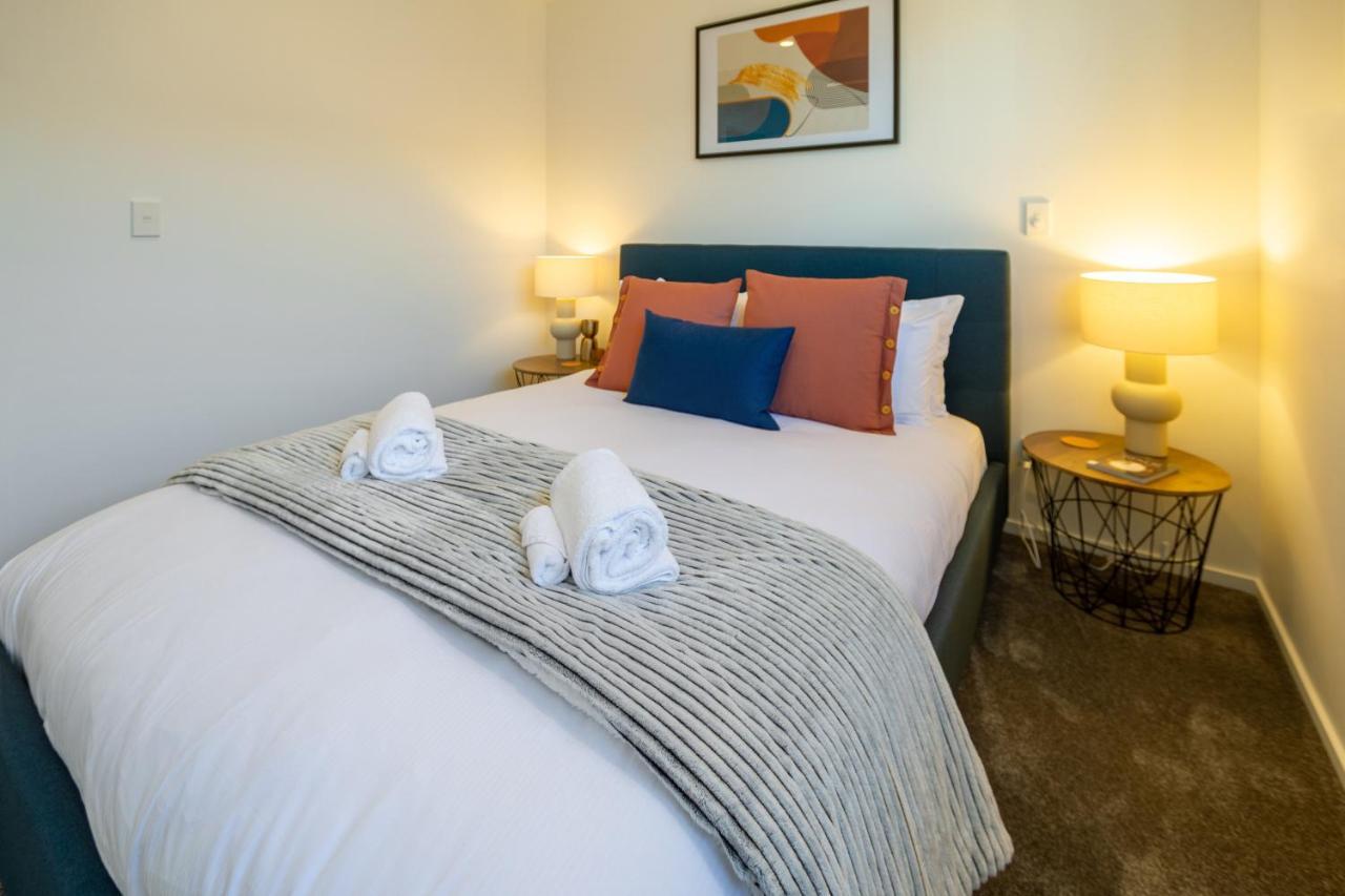 Modern Chic Retreat 2 Bed, 2 Bath: Riccarton *