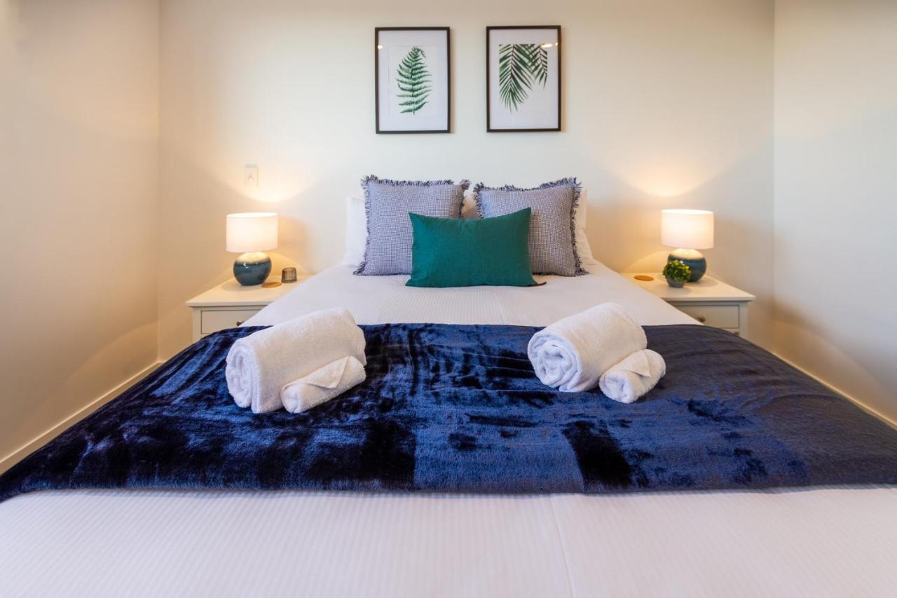 Modern Chic Retreat 2 Bed, 2 Bath: Riccarton Apartment Christchurch
