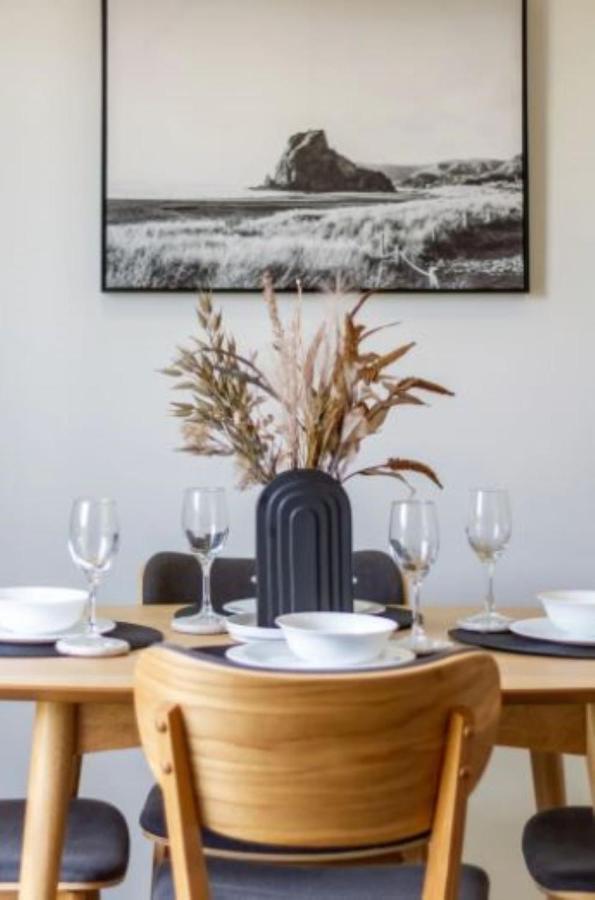 Serenity In The Centre: 2 Bed 2 Bath Apartment *