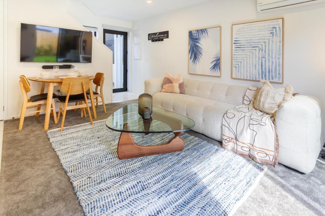 Sun Soaked Townhouse 2 Bed 2 Bath Apartment *