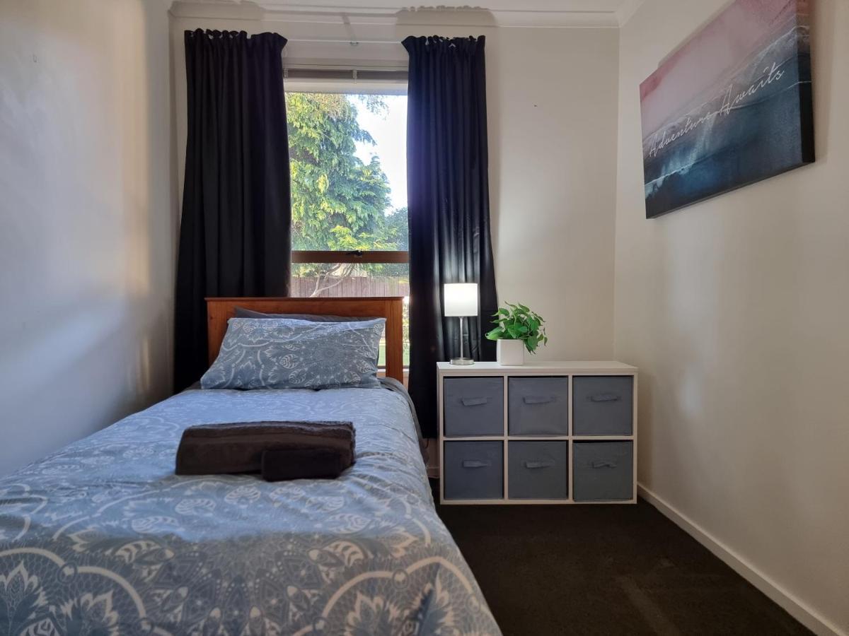 4bed 2bath House 5 Mins Walk To Palms & Golf Club Christchurch