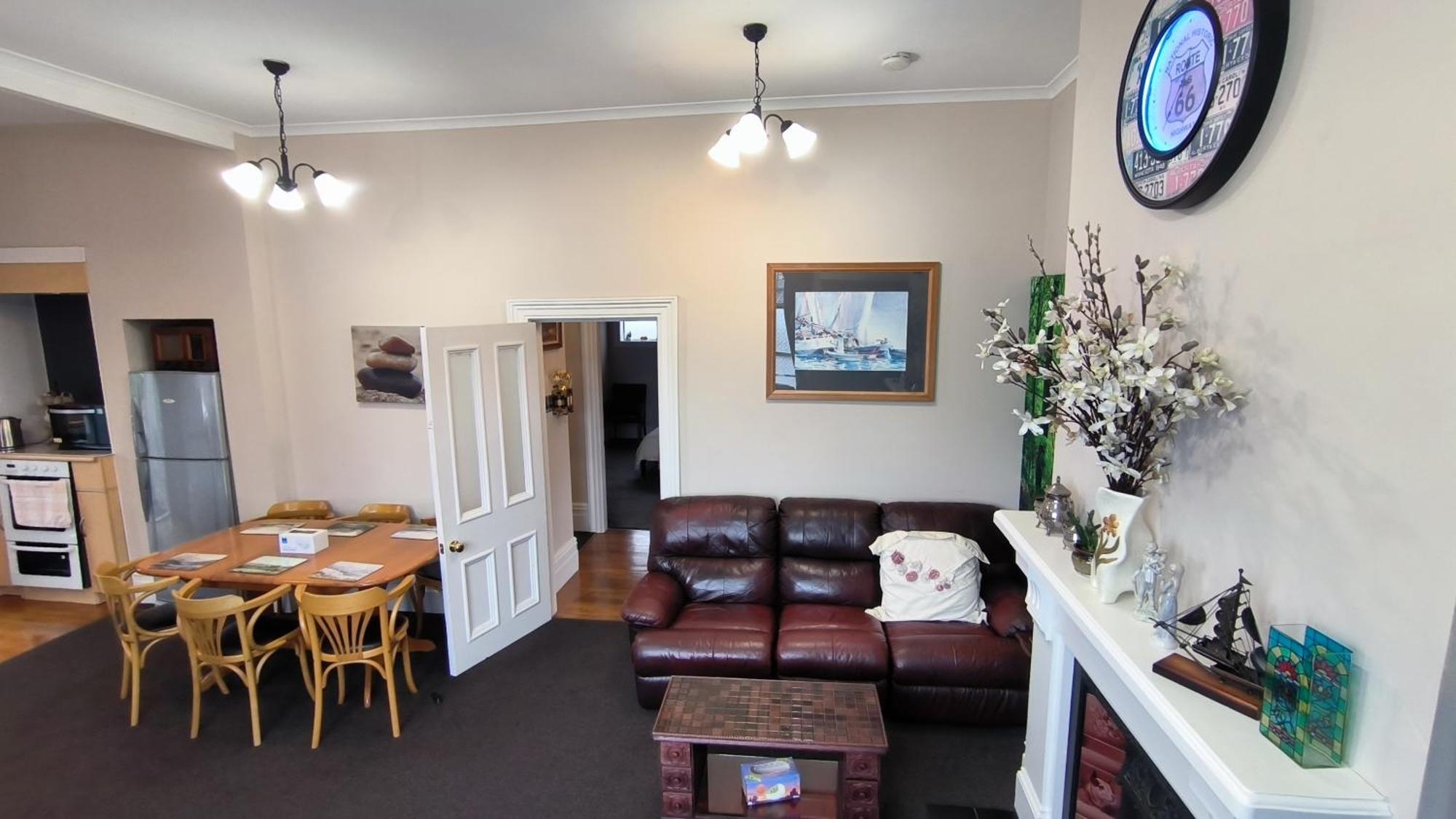 5 Large Bedroom Suitable For 10people