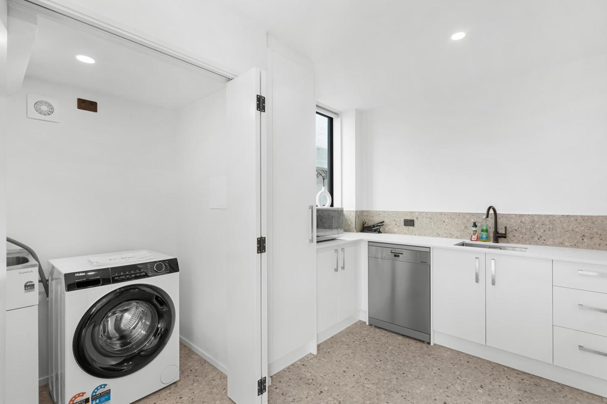 Deluxe Downtown 3 Bed 3 Bath
