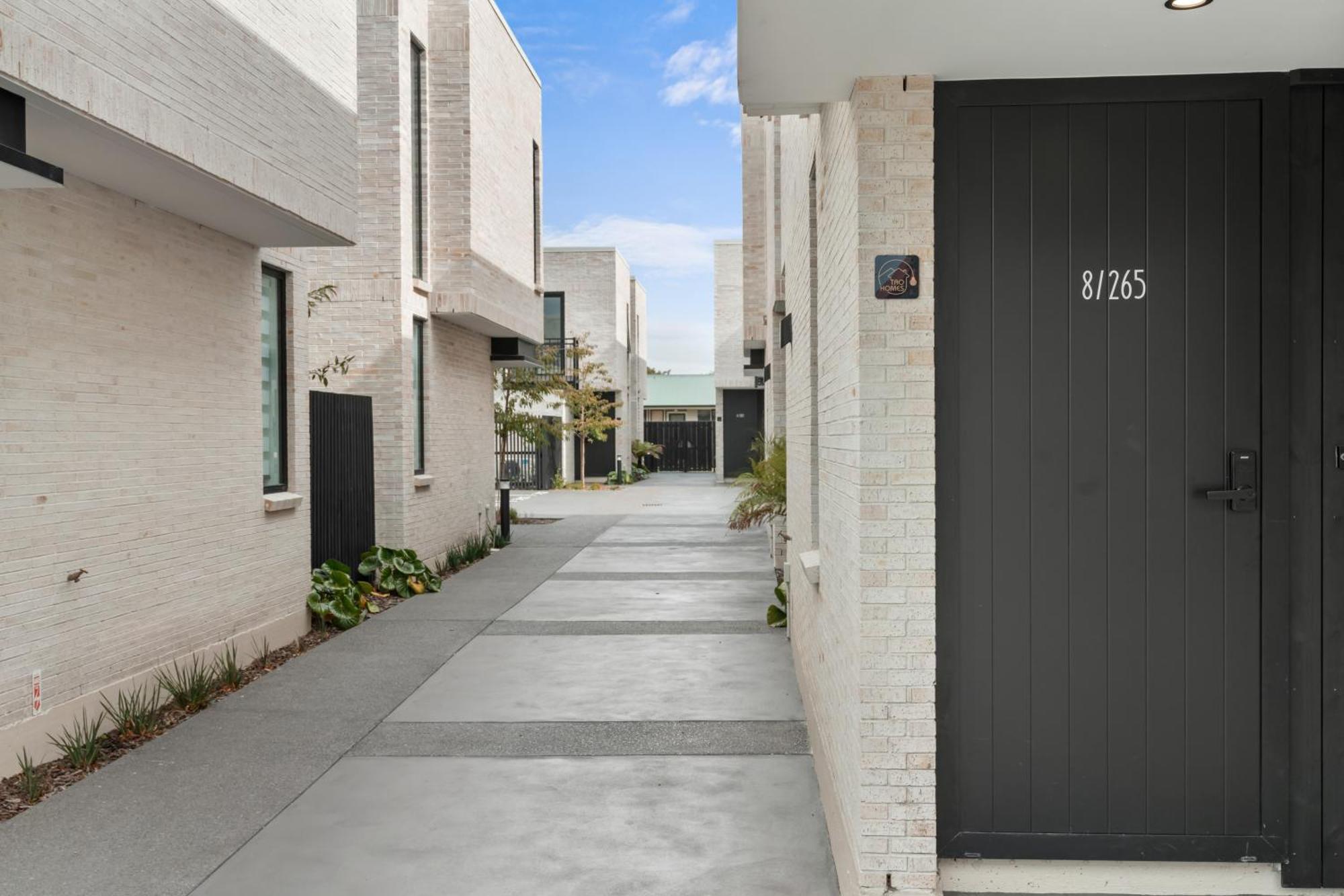 Deluxe Downtown 3 Bed 3 Bath Apartment *