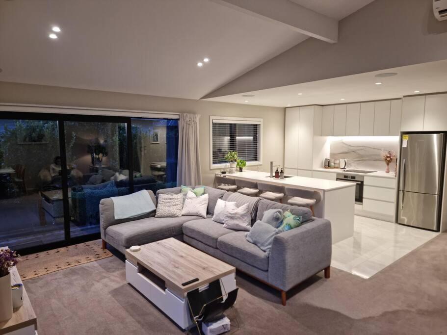 Apartment Modern Two-bedroom In Merivale
