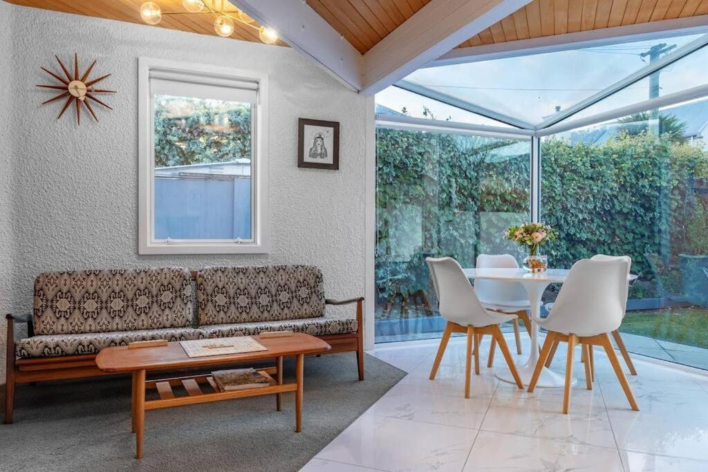 Mid-century By The Villa Christchurch