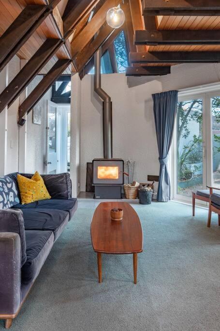 Mid-century By The Villa Christchurch