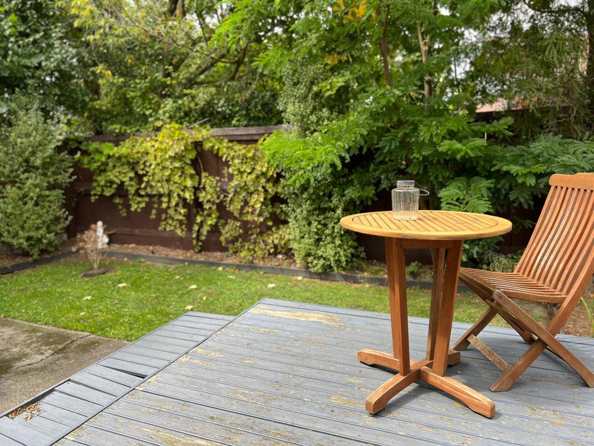 Hospedagem domiciliar Gorgeous Villa, 7 Minutes From Airport *