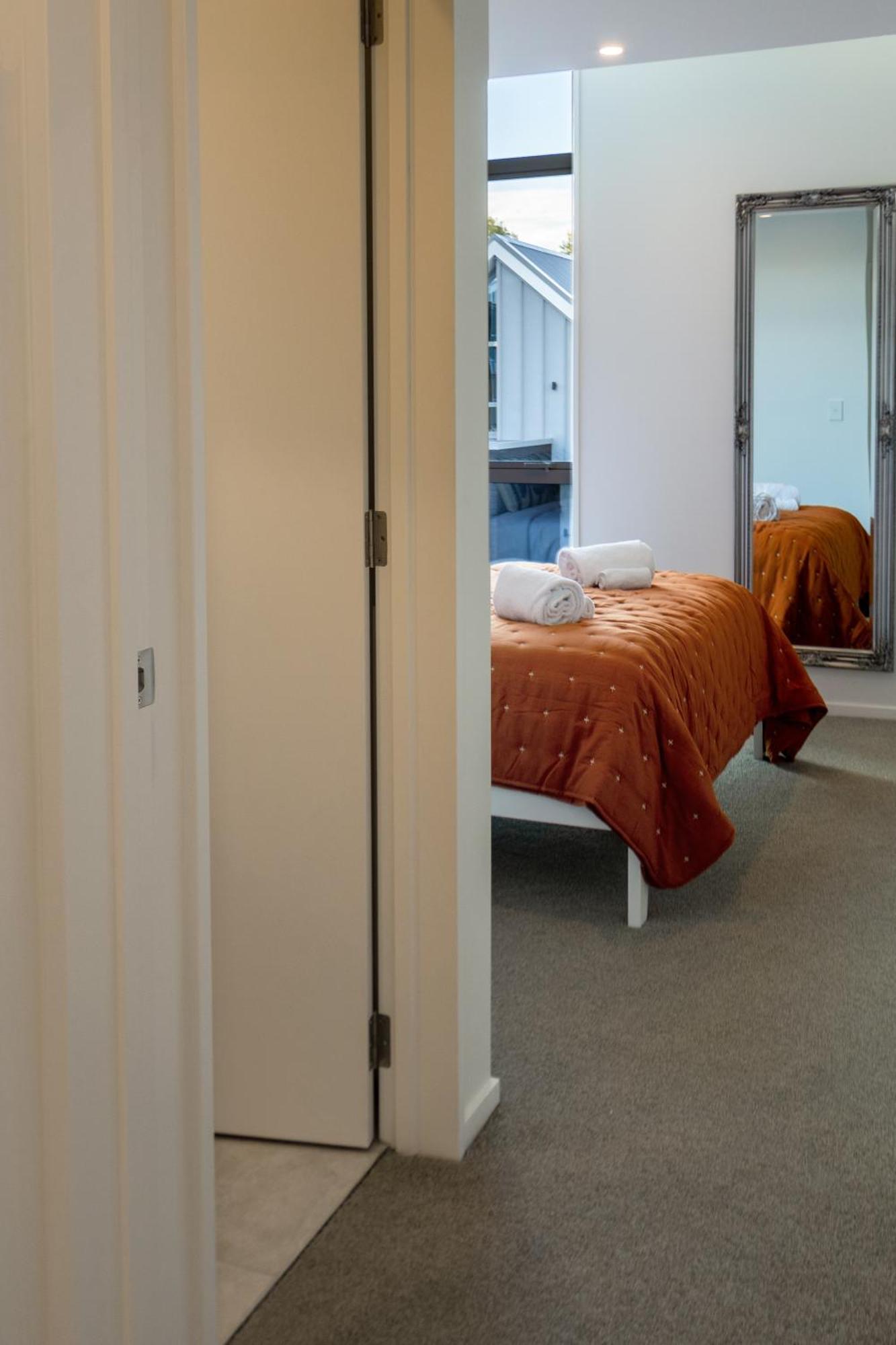 Lights Retreat With Carpark 2 Bed 2 Bath Apartment