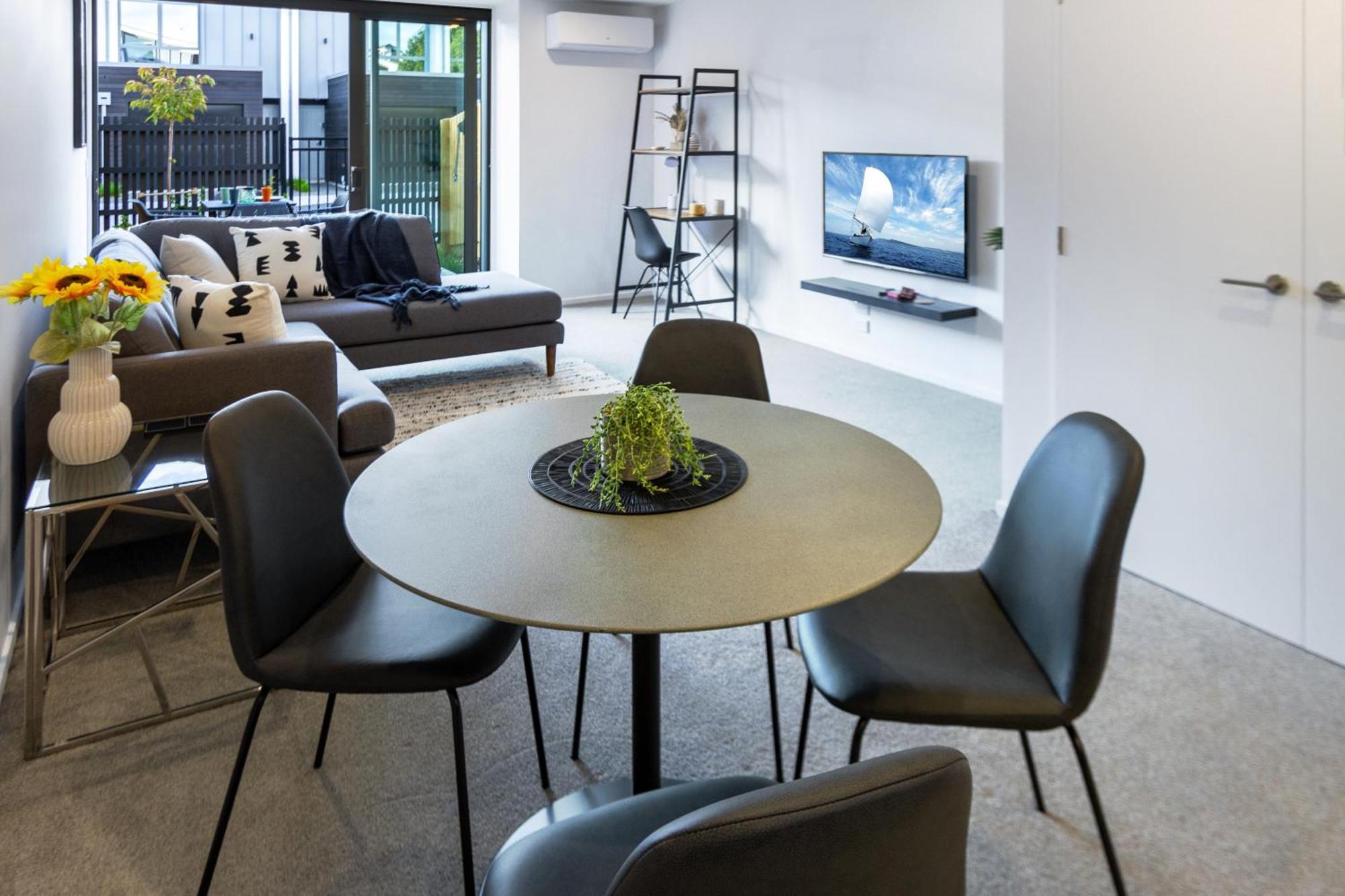 Apartment Lights Retreat With Carpark 2 Bed 2 Bath