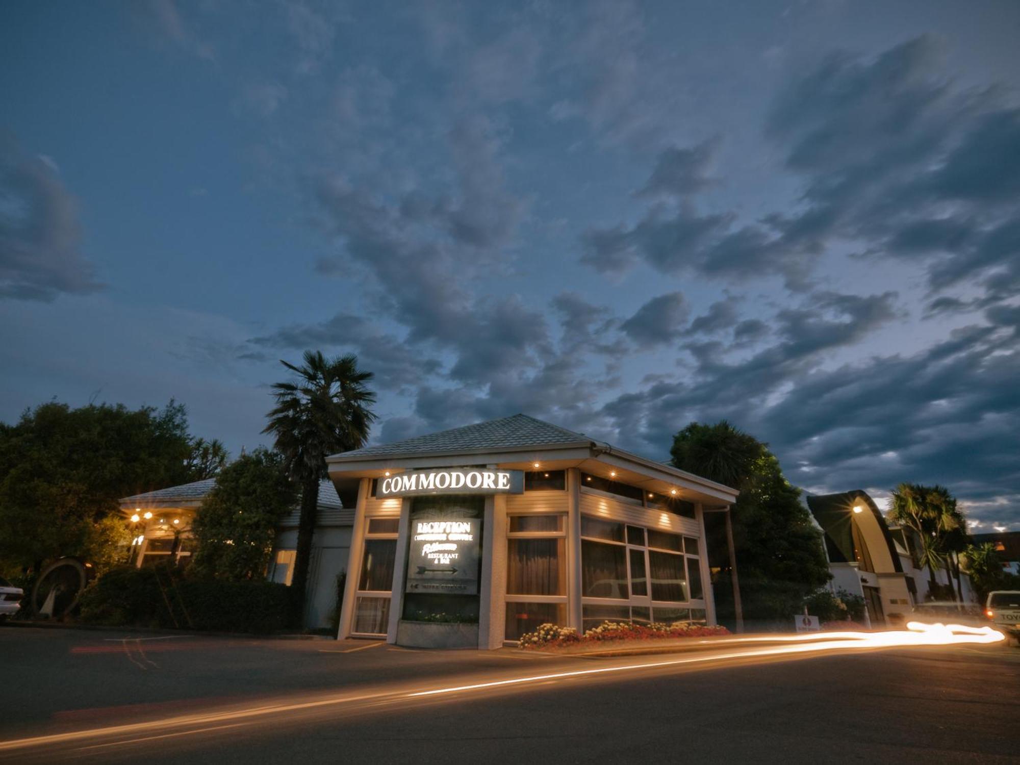 Commodore Airport Hotel 4*