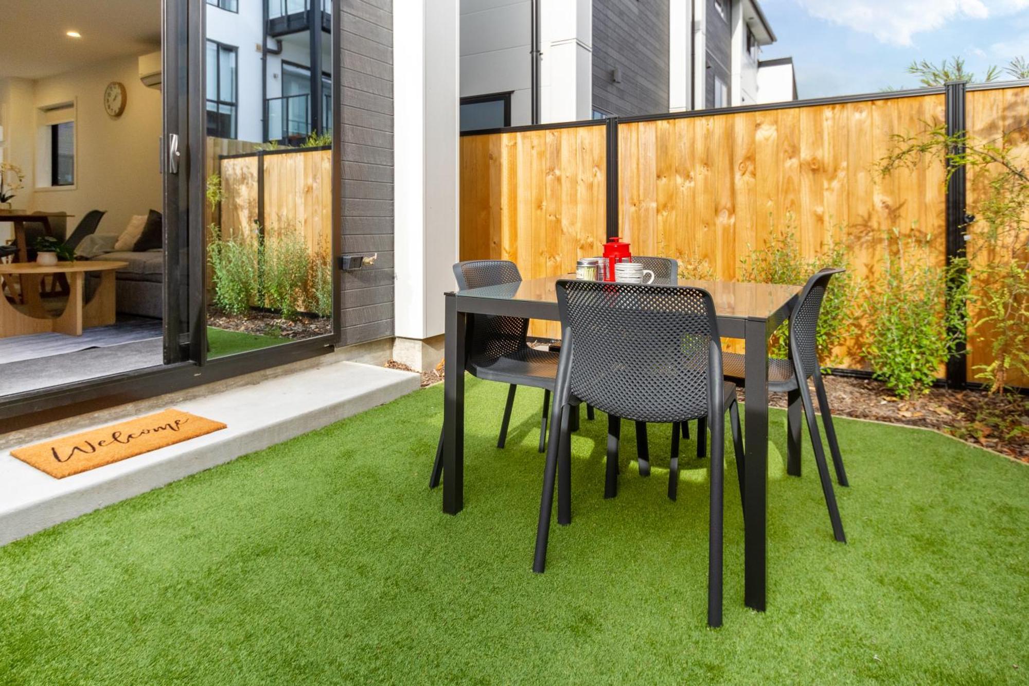 Stylish Cbd Escape 2br Townhouse Apartment