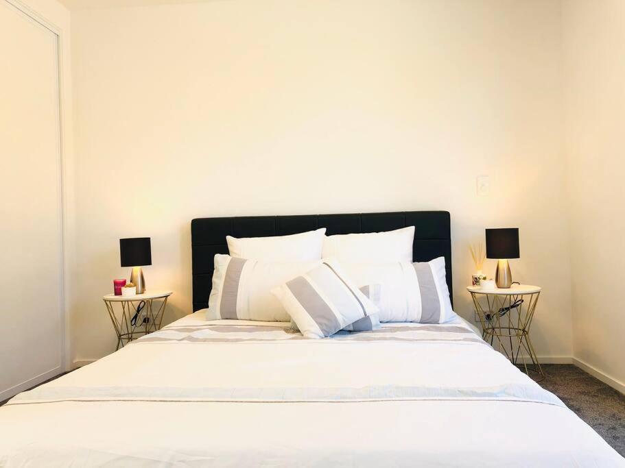 Location With Hagley Park View Apartment