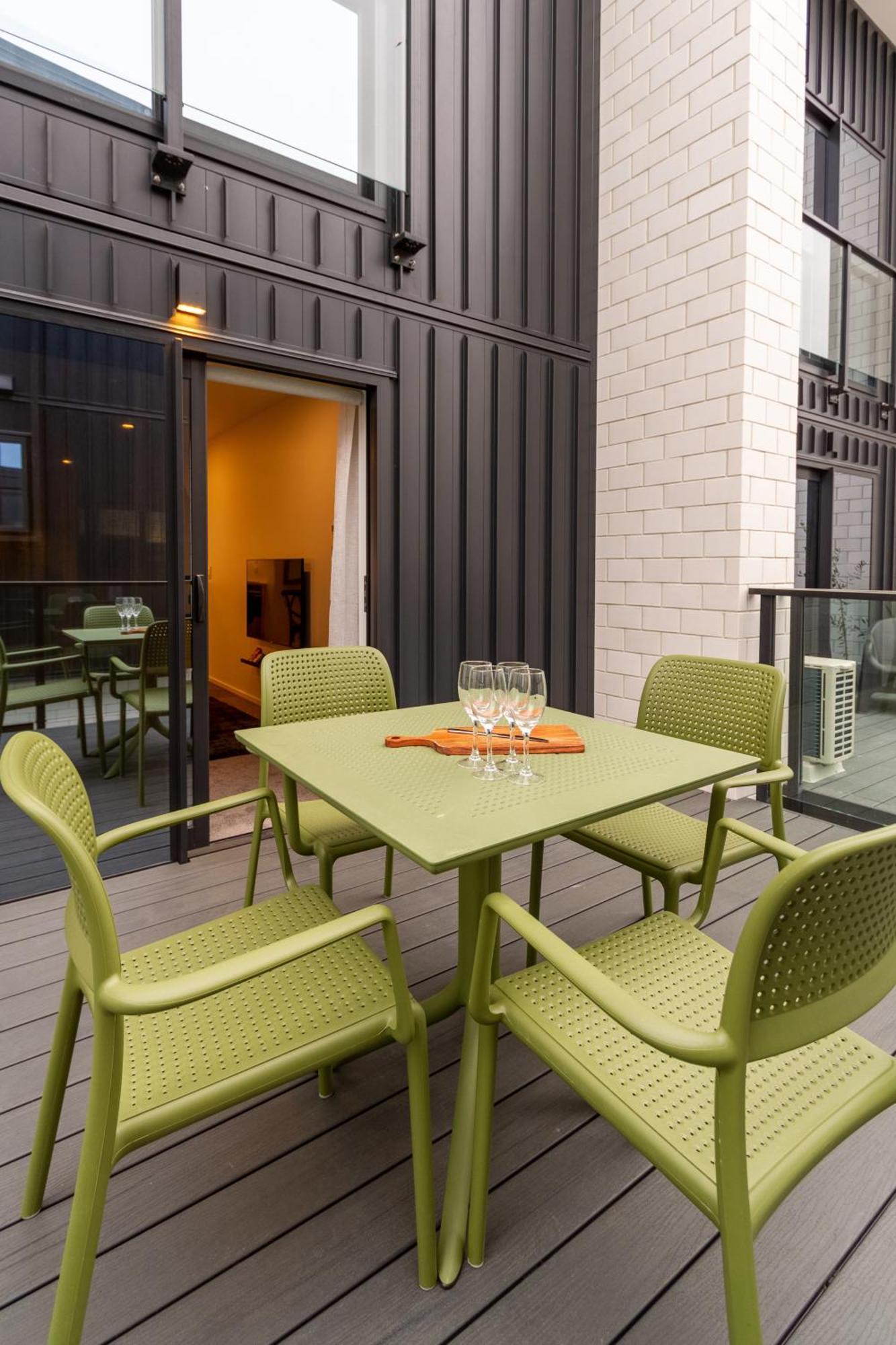 Designer Detailing In The Cbd: 2 Bed 2.5 Bath *