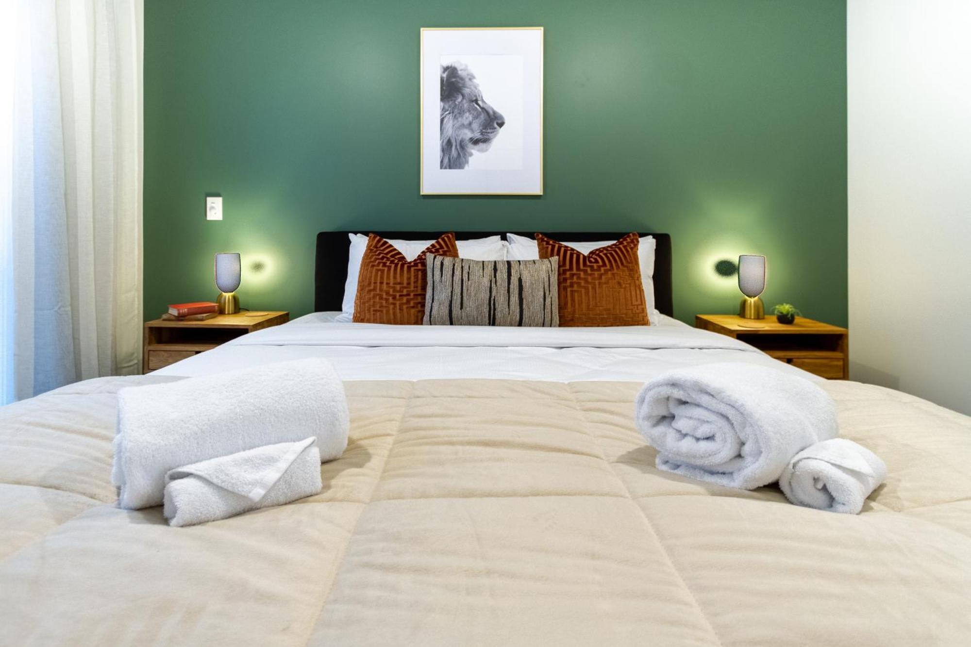 Designer Detailing In The Cbd: 2 Bed 2.5 Bath * Christchurch