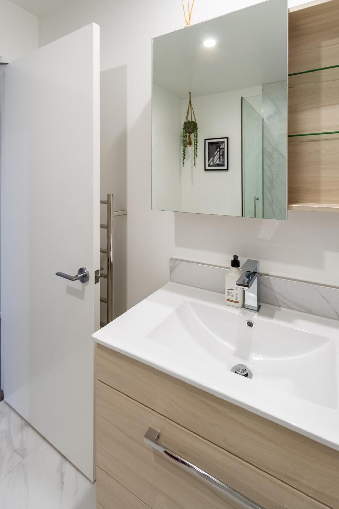 Designer Detailing In The Cbd: 2 Bed 2.5 Bath * Christchurch