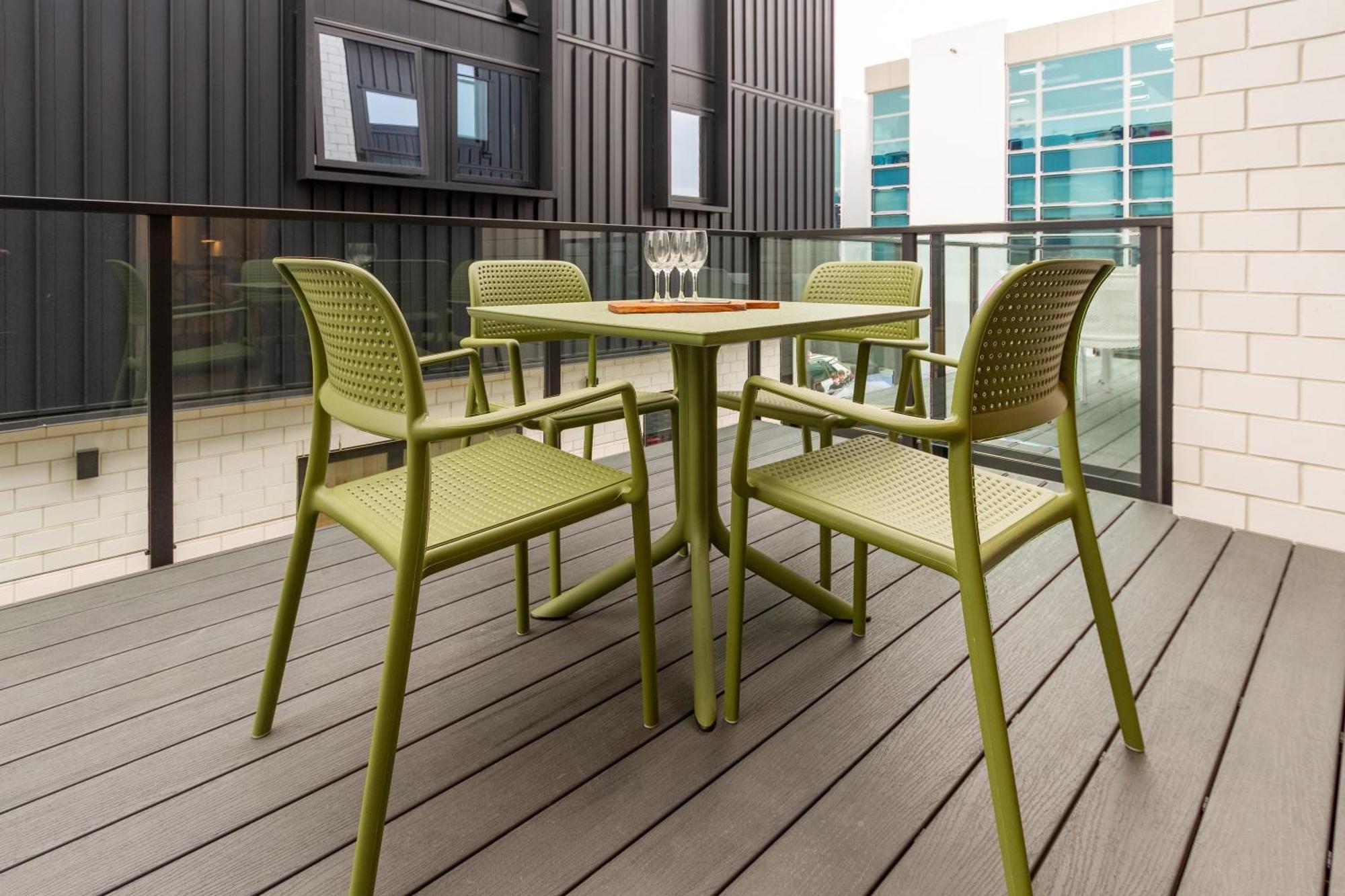 Apartment Designer Detailing In The Cbd: 2 Bed 2.5 Bath *