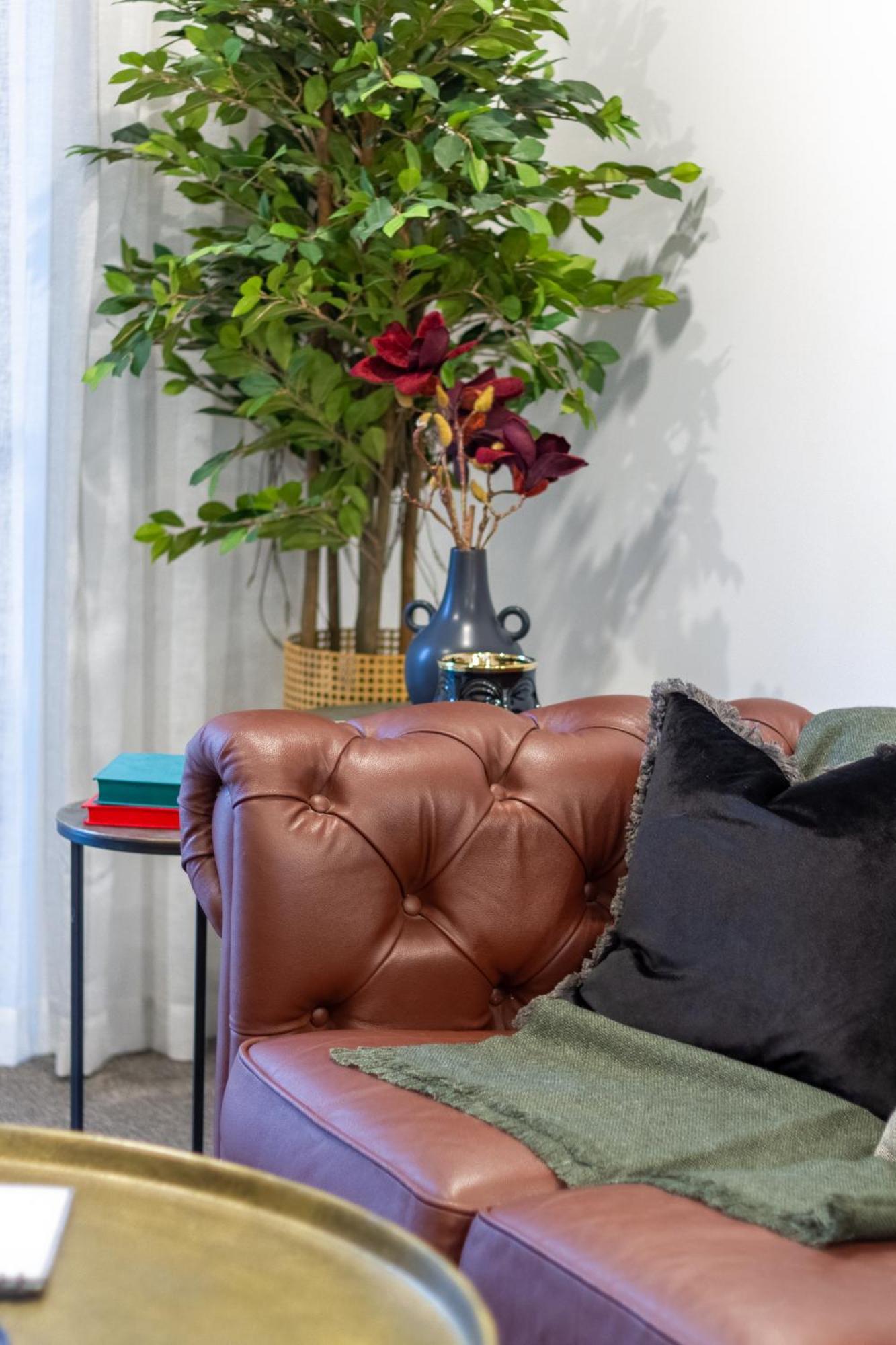 Designer Detailing In The Cbd: 2 Bed 2.5 Bath Apartment *