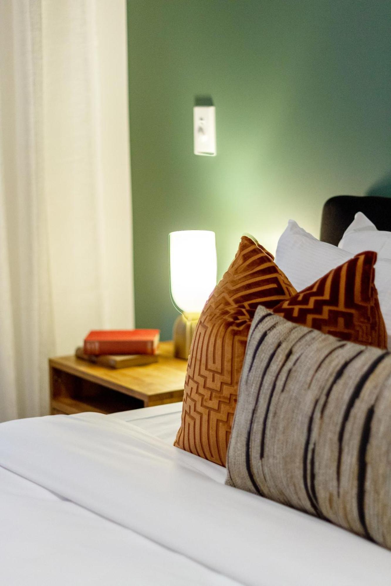 Apartment Designer Detailing In The Cbd: 2 Bed 2.5 Bath *