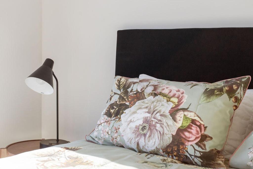 Stylish Brand New Sunny 3bdrm 3bth Garage Sleeps 6 Apartment *
