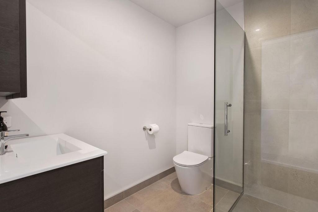 Stylish Brand New Sunny 3bdrm 3bth Garage Sleeps 6 Apartment