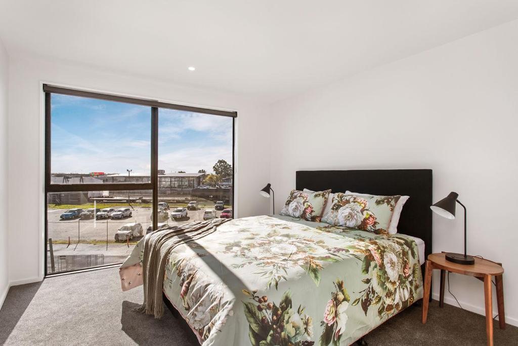 Stylish Brand New Sunny 3bdrm 3bth Garage Sleeps 6 *